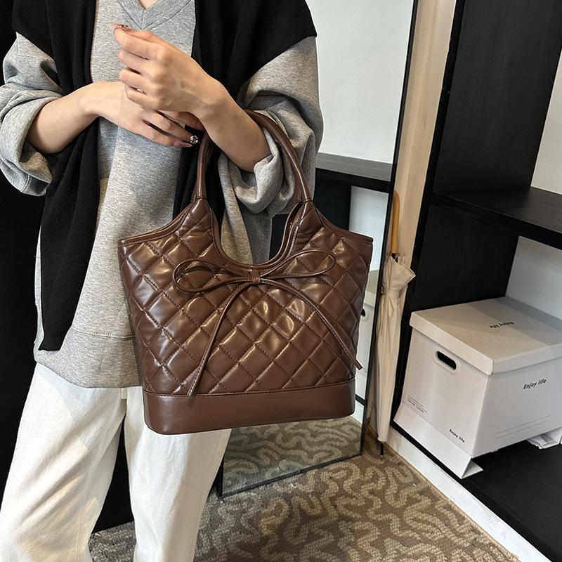 New ultra-light large-capacity handbag bag women's autumn new fashion Lingge bow vegetable basket bag shoulder bag