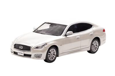 Hiko seven CARNEL Nissan Fuga Hybrid 2015 Crystal White Pearl Fertigmodell 1/43 (Y51)