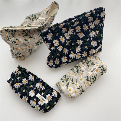 Fresh Daisy Embroidery Makeup Bag: Women's Portable, Large-Capacity Pencil Case