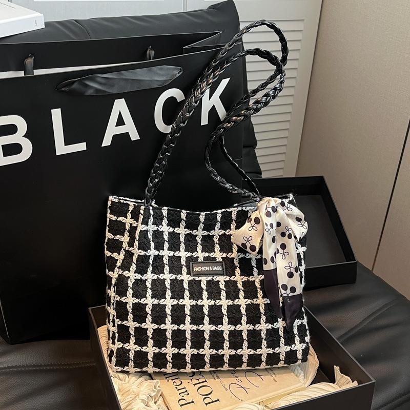 

Нишевая сумка-тоут большой вместимости в стиле колледжа и модная весенне-летняя сумка через плечо для通勤 чёрный