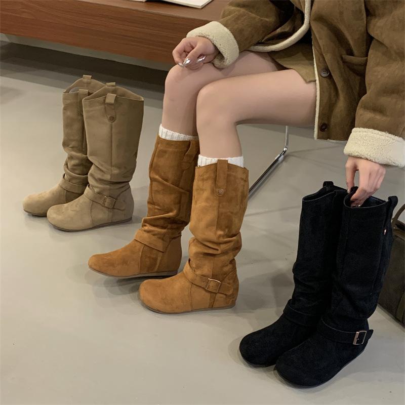 Herbst und Winter 2025 neue flache Innenstiefel Damen Herbst und Winter Retro Gürtelschnalle mattes Wildleder gestapelte hohe Stiefel