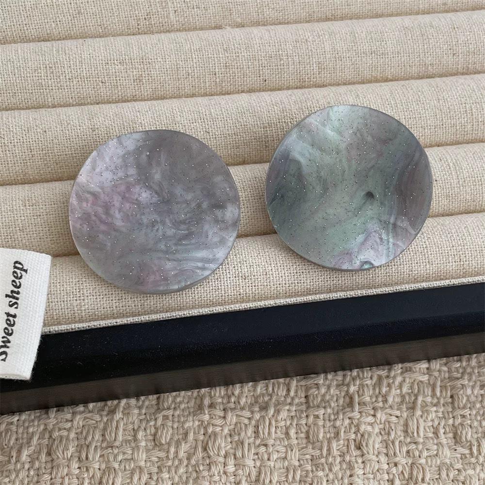 

French trendy design candy color twisted piece round acetic acid earrings women s niche vacation style versatile earrings сіро блакитний колір