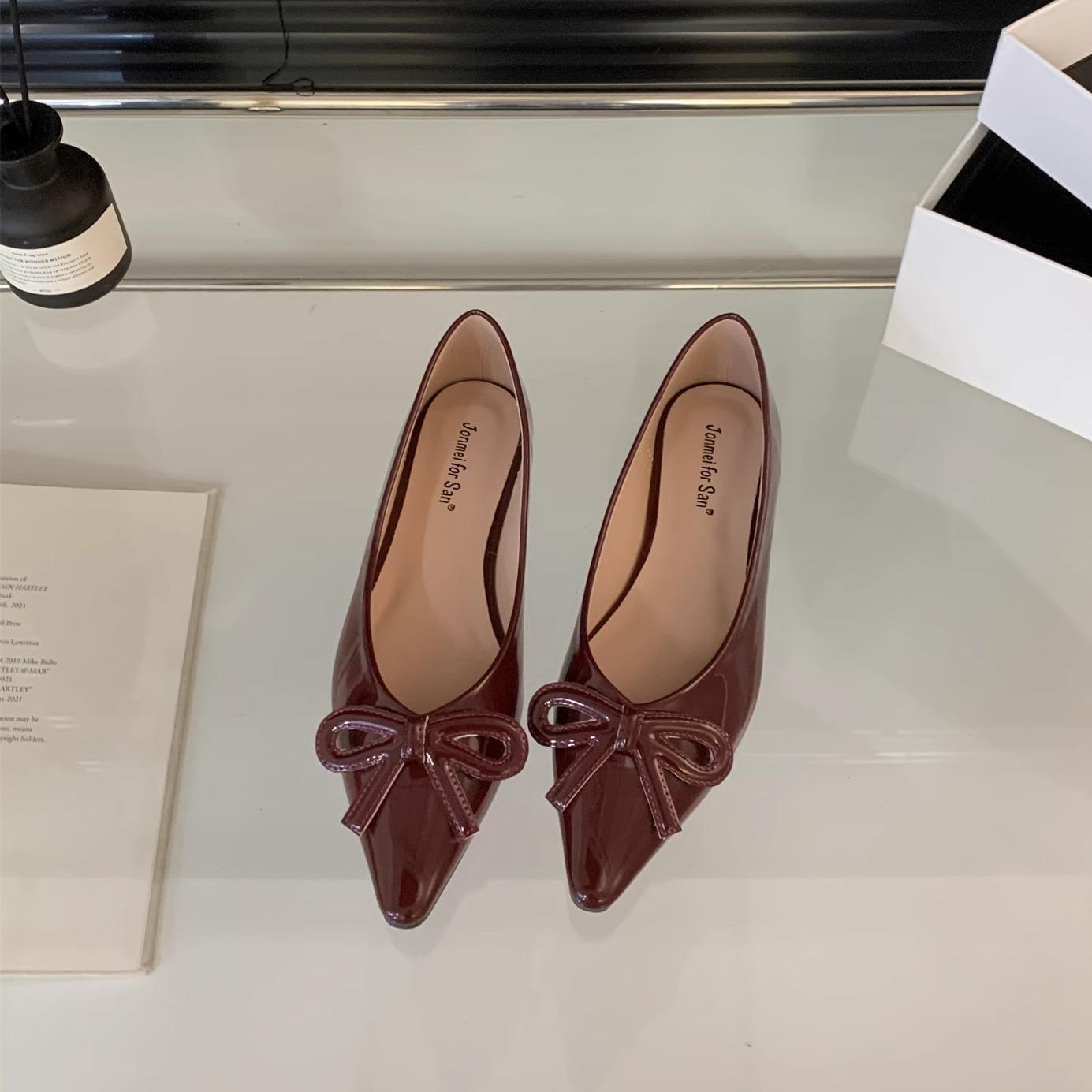

Gentle wind pointed head shallow mouth single shoes women s spring and autumn new 2025 bow temperament ladyshoes French flat shoes 39