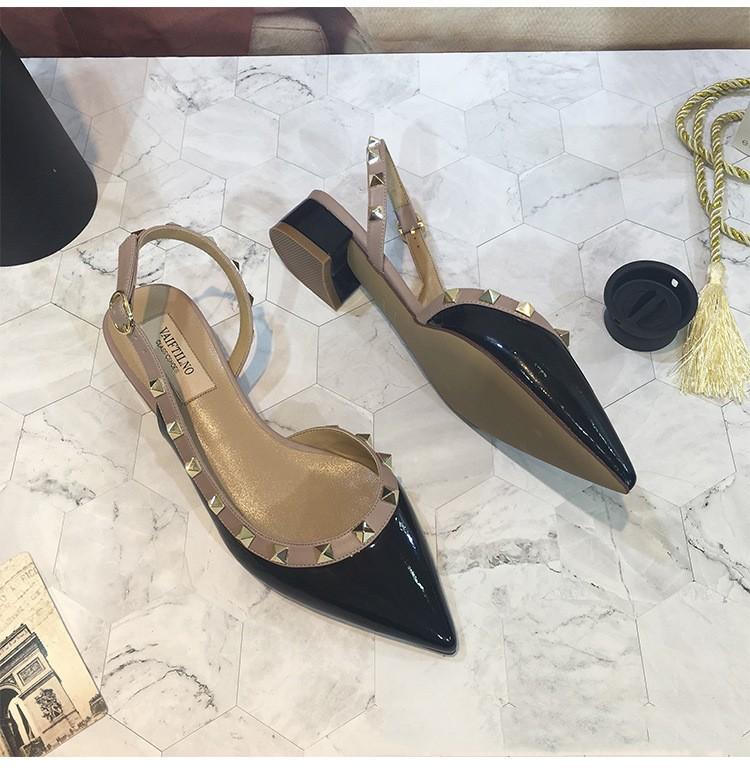 Sandales rivetées pour femmes, nouvelles chaussures plates pointues en cuir laqué Baotou Temperament, talons hauts, tailles 33 à 41, 2024