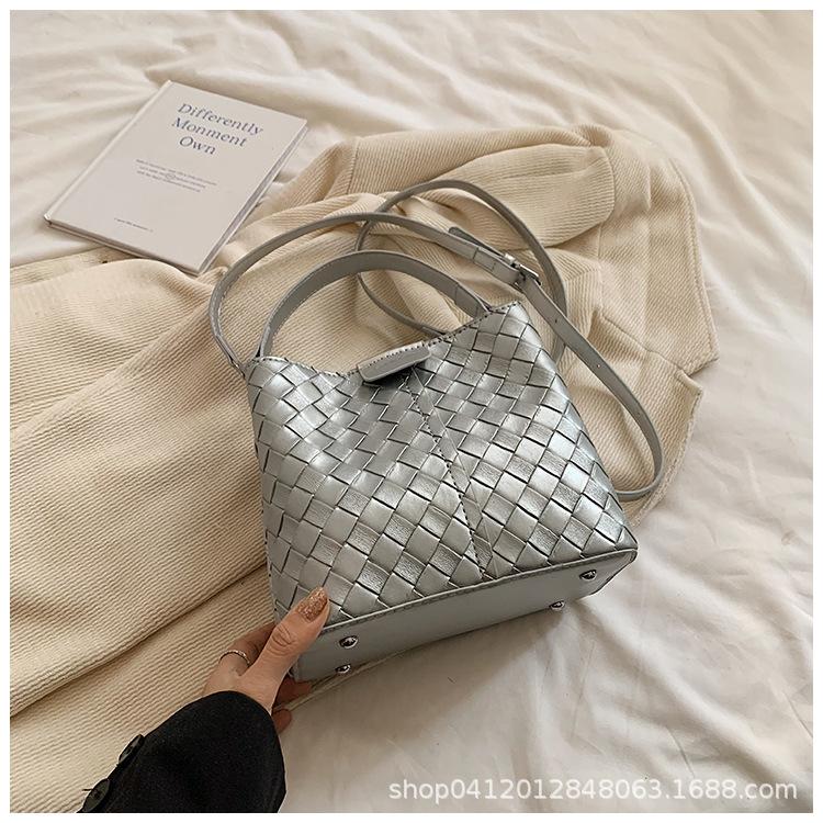 

Fashion portable trend bucket bag women s 2025 spring new casual shoulder bag niche design messenger women s bag