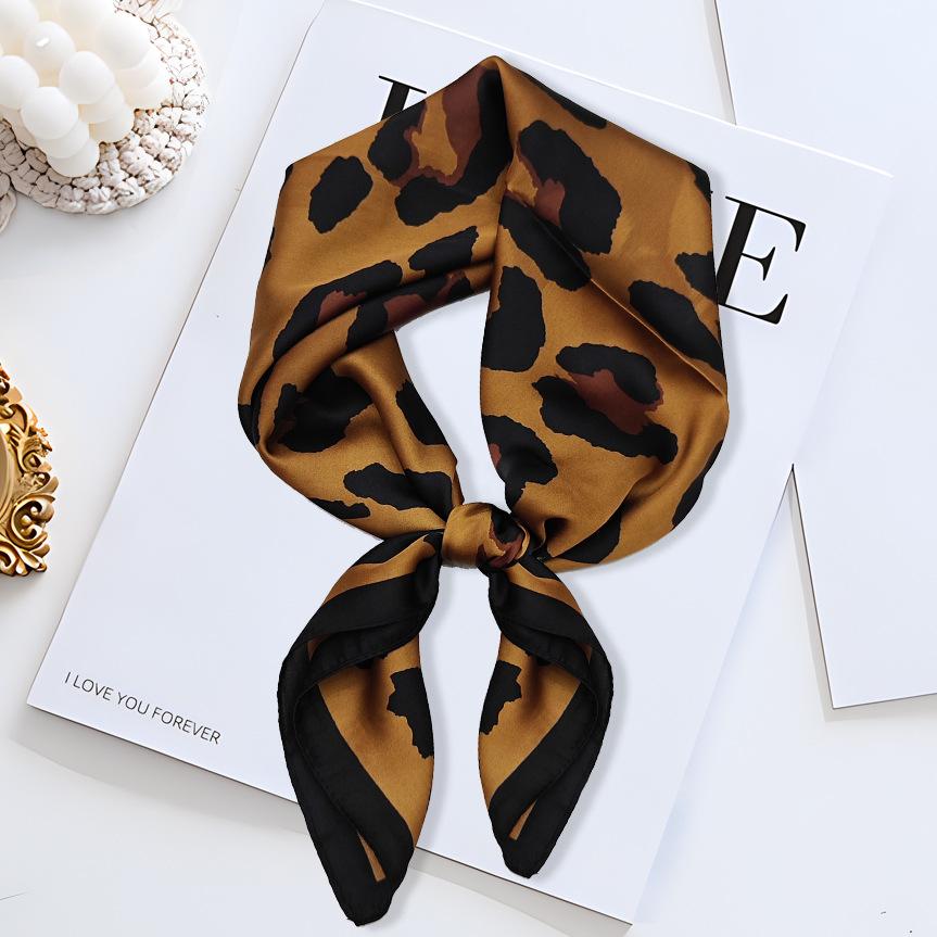 

2024 Новый леопардовый квадратный шарф с принтом, женский искусственный шелковый шарф, повседневный универсальный декоративный маленький шейный платок 70 см x 70 см 62#