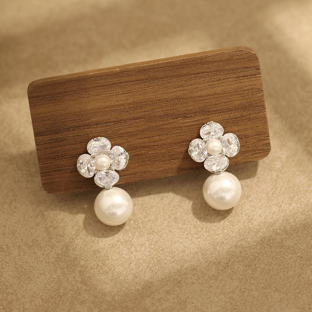 Niche light luxury stone earrings, fashionable and simple diamond-encrusted flower earrings, French gentle pearl ear clips, new popular models