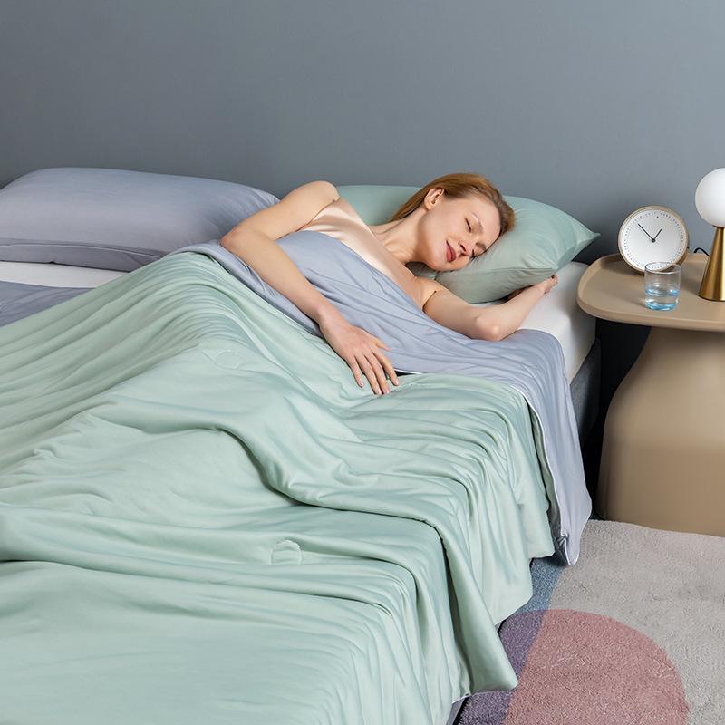 Class A Ice Silk Summer Quilt: Solid Color, Machine Washable, Thin Cooling Blanket for Air Conditioning