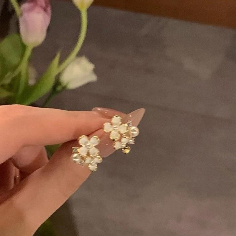 Pure White Sweet Gardenia Flower Zircon Earrings Korean Temperament Small Stud Earrings Exquisite Earrings