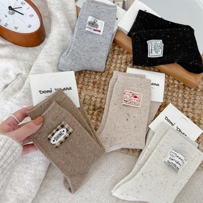Herbst- und Winter-Neuheit Koreanische Strick-Damen-Mittelwaden-Baumwollsocken mit Garn, Tieranhängern und gestapelten Buchstaben