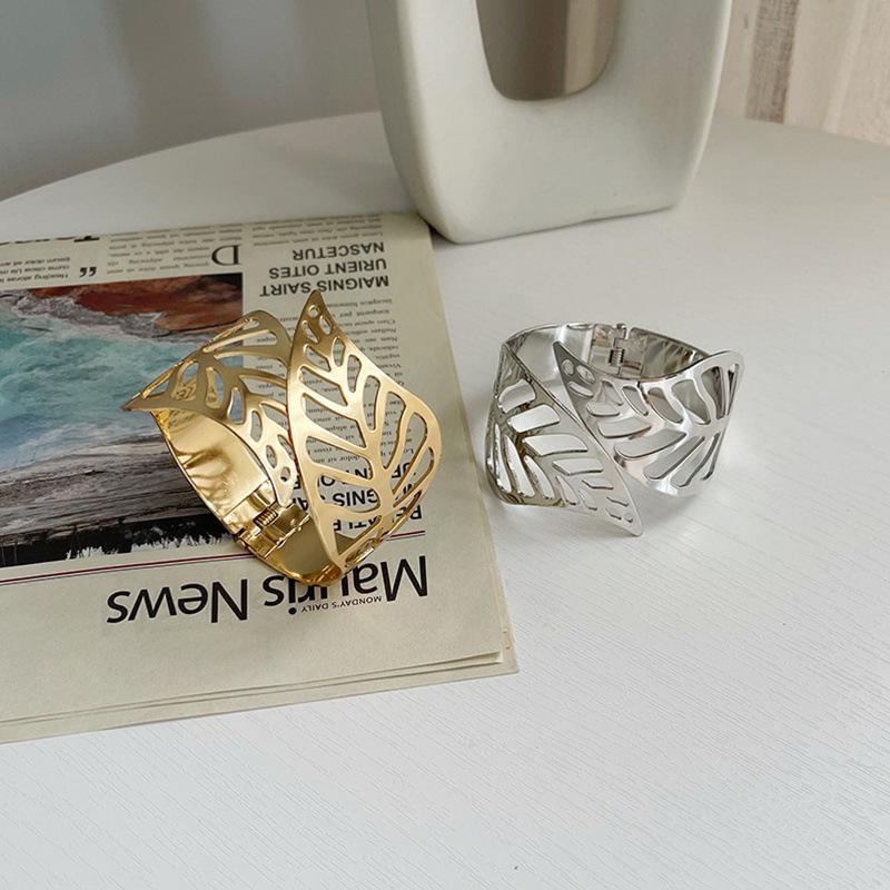 Women's European & American Fashion Metal Hollow-Out Exaggerated Elastic Bracelet Armlet