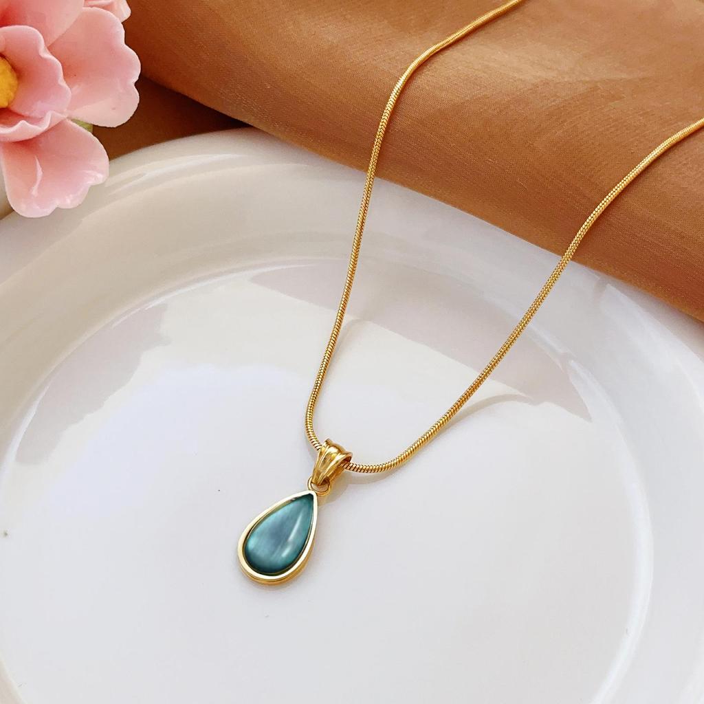 Złoty naszyjnik ze stali nierdzewnej: Elegancka, Wszechstronna, Nieblaknąca Biżuteria Damska