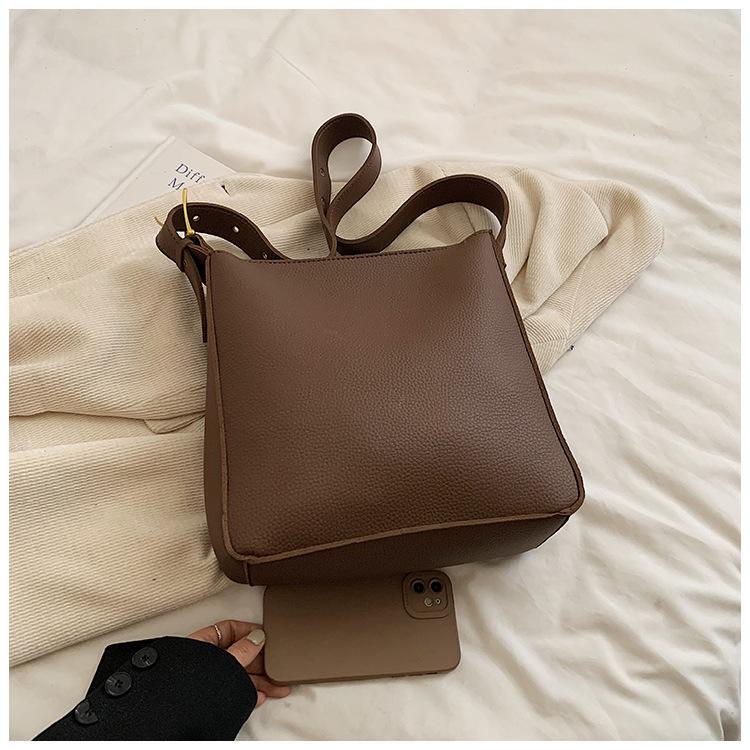 

2025 autumn fashion shoulder bucket bag simple retro large-capacity bag women s new popular casual messenger bag 27*11*28 темно-коричневого