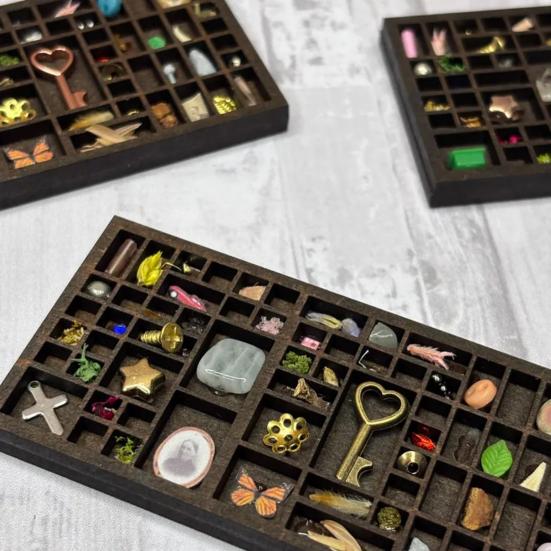 Miniaturní křišťálová police Dřevěná mini polička na drobnosti Miniaturní sběratelská výstavní police pro sběratele a nadšence do šperků