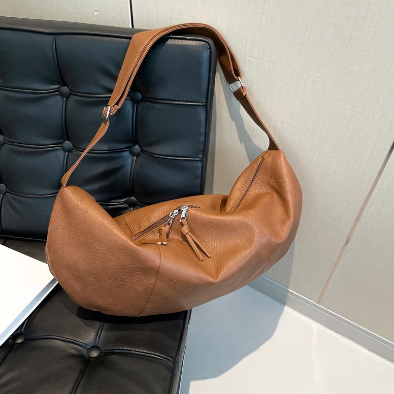 

Винтажная сумка-пельмень через плечо, вместительная, из мягкой ПУ кожи, простая повседневная новая сумка на плечо 65*5.5*31.5cm коричневый