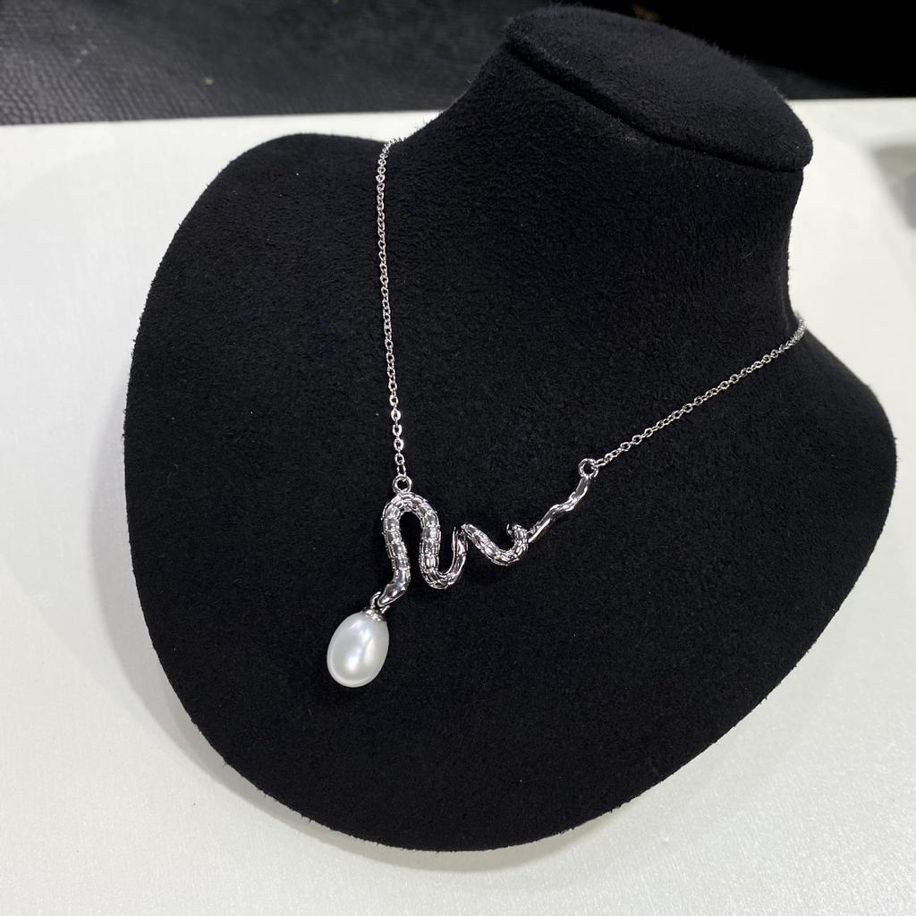 New Minimalist Ins Snake Shaped Pendant with A Cool and Luxurious Feel, Featuring A Small Bead Necklace for Women