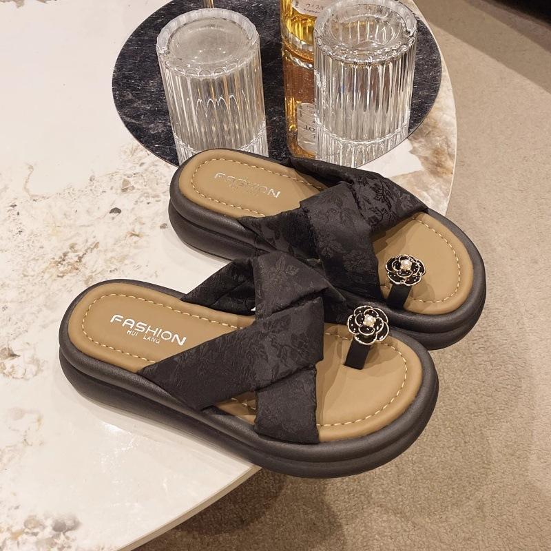 With skirts, slippers, women's summer wear 2025 new French toe muffin thick-soled sandals, new Chinese shoes