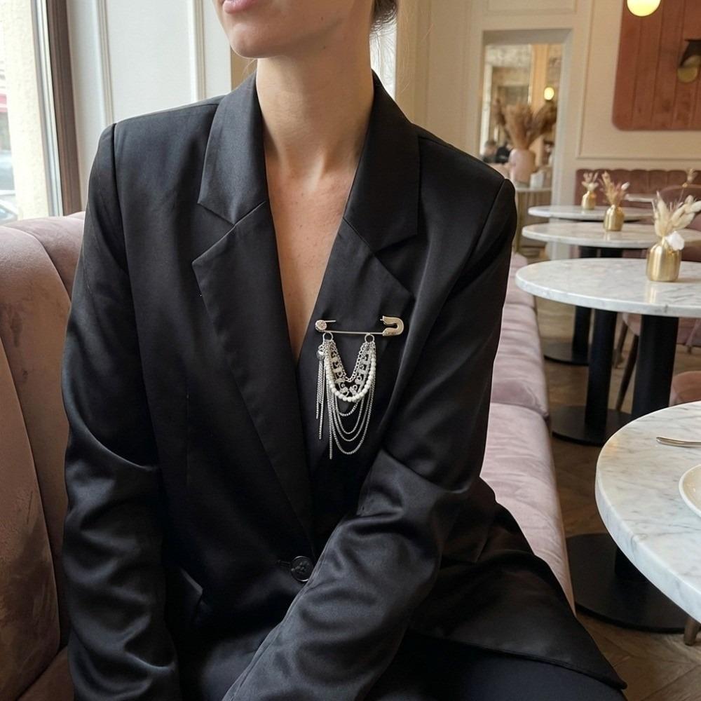 Imitation Pearl Accents Safety Pin Chain Brooch Punk Style Suit Accessory Fashion Runway Styling