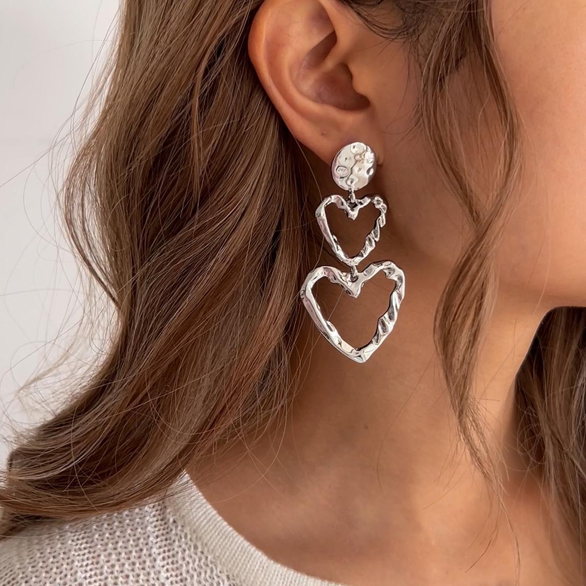 

Простые плиссированные серьги-подвески в виде сердца, металлические геометрические серьги в стиле холодного ветра, креативные повседневные серьги для женщин