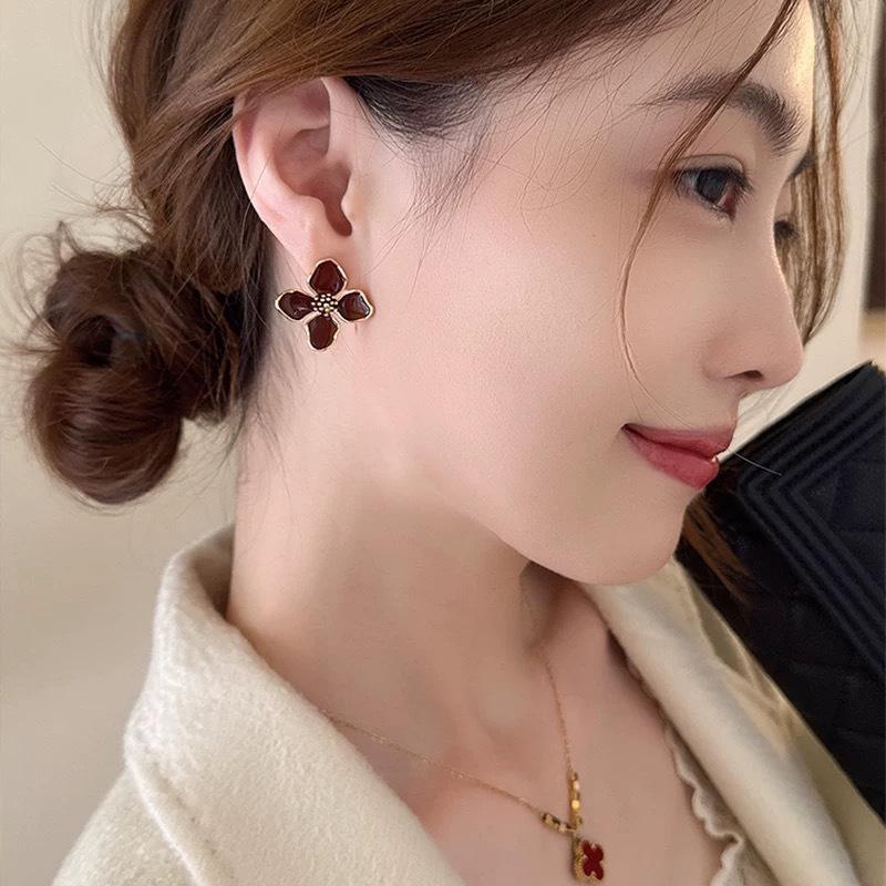Medieval light luxury high-end temperament Ankola red flower ear clips without holes exquisite earrings fashionable commuter earrings