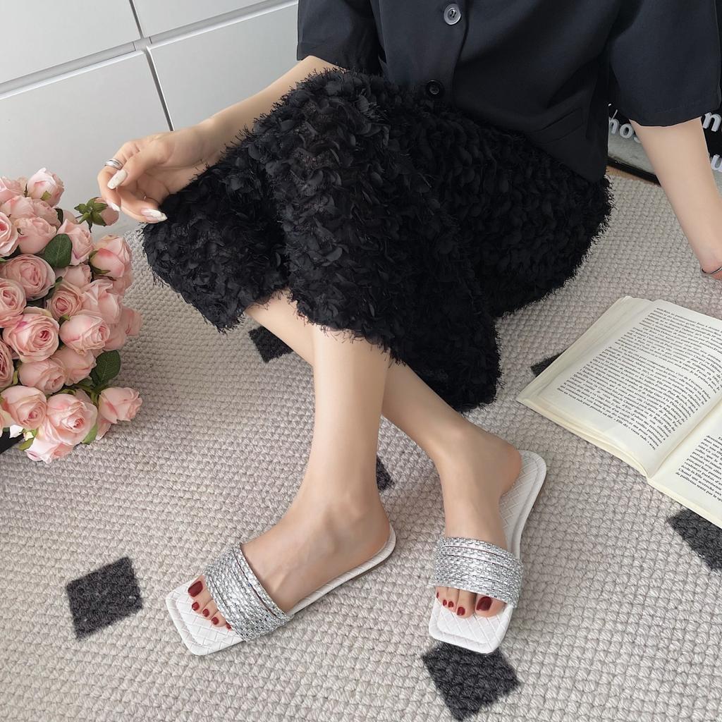 Xiaoxiangfeng Pearl One-word Drag Flat Bottom Non-slip Outer Wear Slippers 2025 Summer New Open-toed Fairy Wind Beach Mop