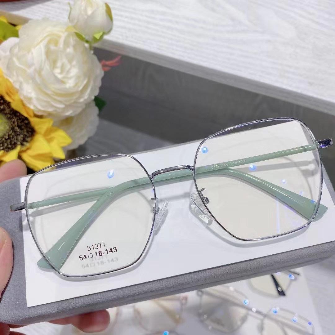 

Очки с защитой от синего света для близоруких мужчин и женщин без макияжа и с маленьким лицом могут быть оснащены большой оправой для очков по рецепту