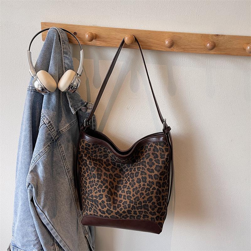 

Niche high-value underarm bag women s bag 2025 autumn new canvas bucket bag simple shoulder messenger bag