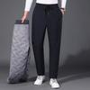 Papa porte un pantalon d'hiver en duvet et porte un pantalon thermique de sport business casual à taille haute. Pantalon en duvet d'oie droit pour hommes d'âge mûr