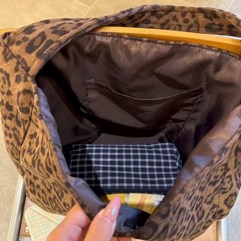 Tote Bag with Large Capacity, Single Shoulder Bag, Ideal for Commuting To Work and Carrying On The Arm.