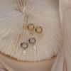 Ketting met hanger van klein kruis ingelegd met diamanten, oorring met kleine temperamentvolle licht luxe oorhaak, nieuwe vrouwen
