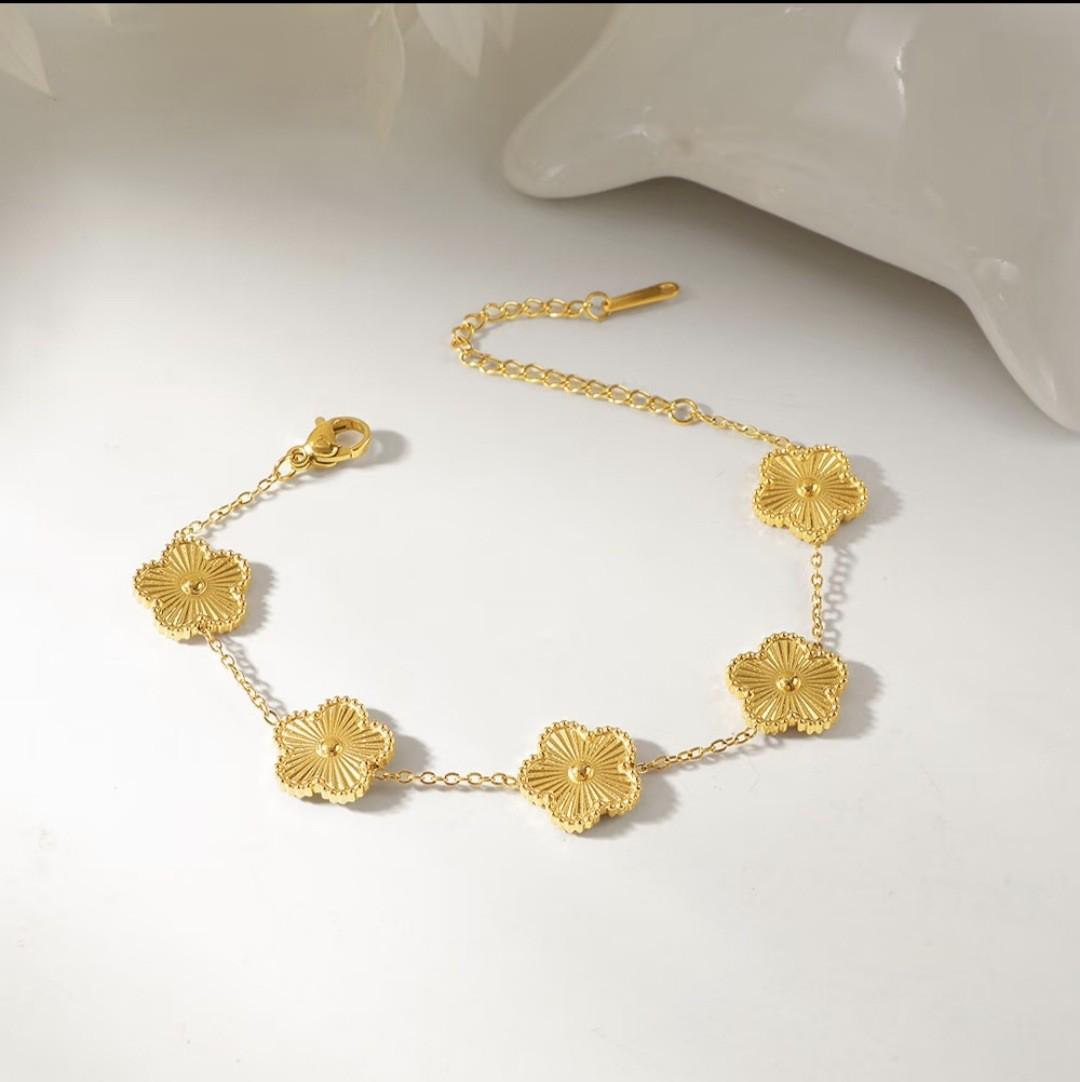 Стильный браслет из титановой стали с цветком из пяти лепестков и четырехлистным клевером