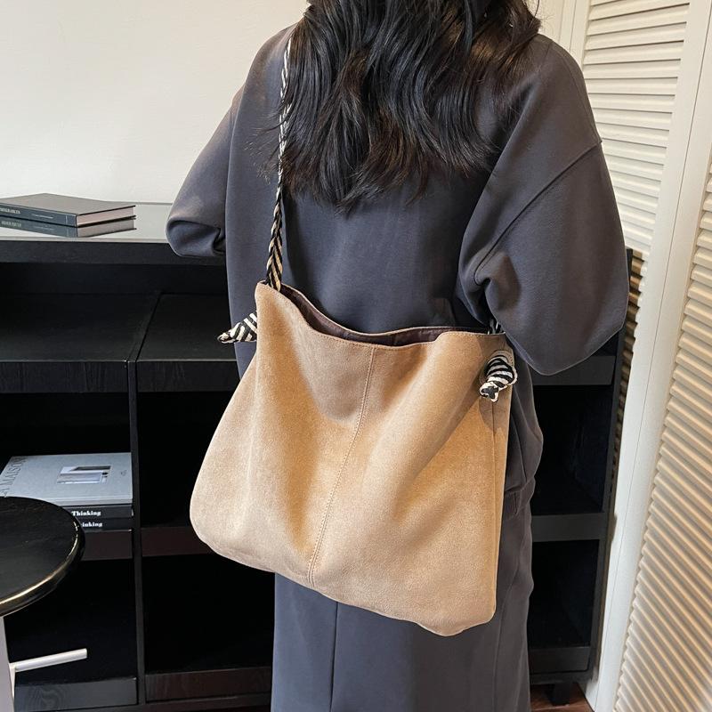 Frosted retro bag women's large capacity 2025 new autumn and winter versatile shoulder messenger bag commuter tote bag women's bag