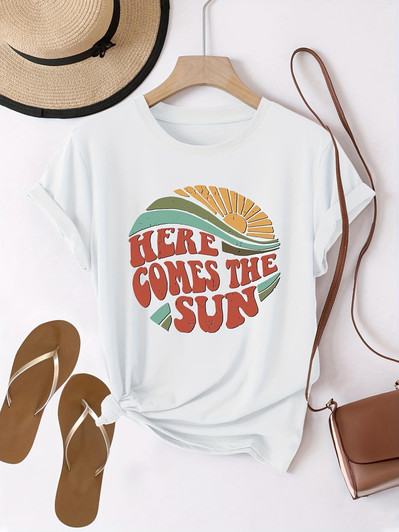 

Women s HERE COMES THE SUN Graphic Print T-Shirt - Short Sleeve Crew Neck Casual Top with Vibrant Sunrise Design S