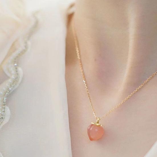 

Clavicle Chain Hanging Hole Dress Up Eye-catching Exquisite Fashion Jewelry Peach Shape Necklace Accessory красный