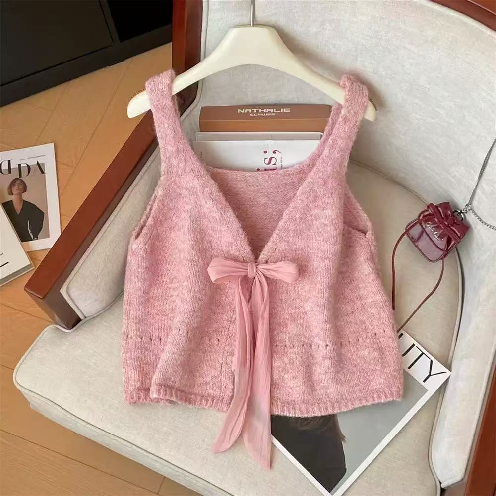 The new models in early spring are worn on the front and back, with straps, bows decorated with v-necks, sleeveless stacked, and knitted sweaters with
