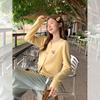 Koreanischer gelber bestickter langärmeliger Rundhals-Strickcardigan für Damen zum Tragen eines Mantels im frühen Herbst, lässiger lockerer Pullover