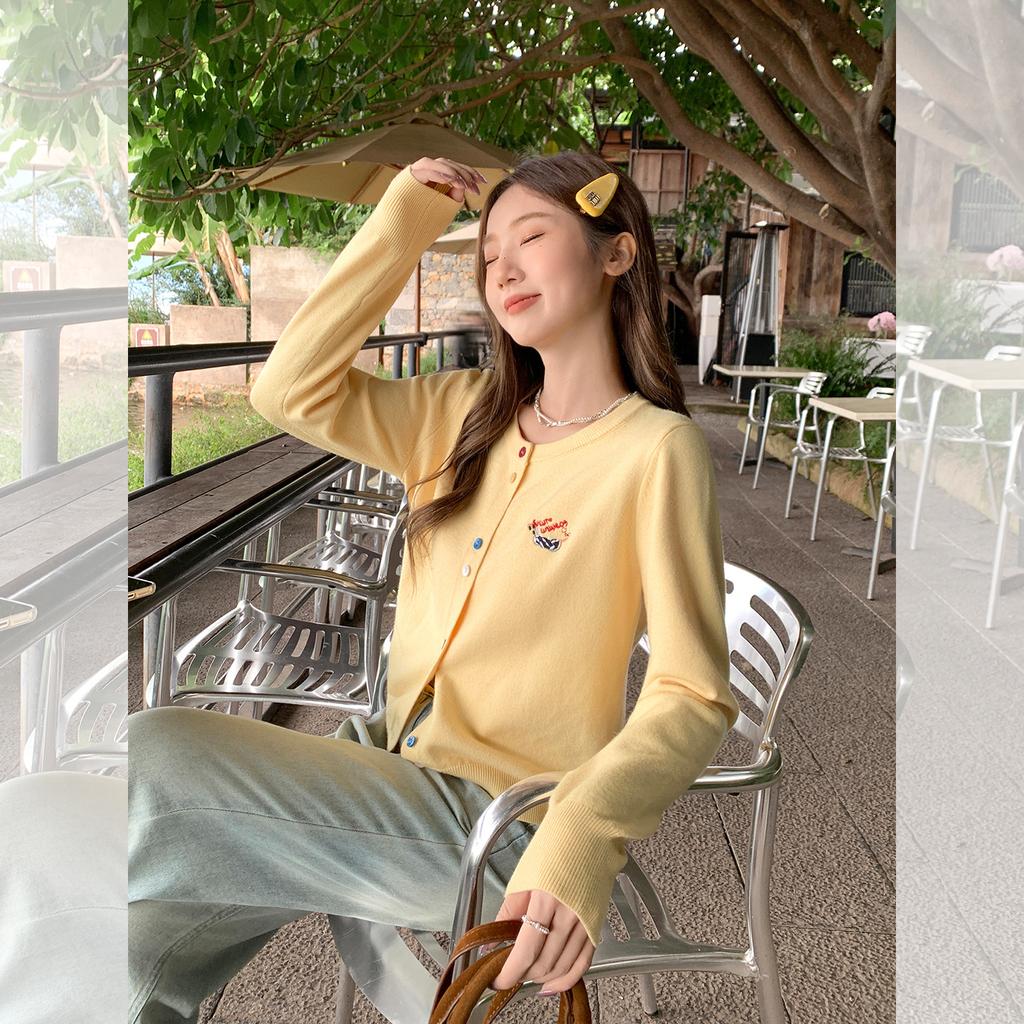 Koreanischer gelber bestickter langärmeliger Rundhals-Strickcardigan für Damen zum Tragen eines Mantels im frühen Herbst, lässiger lockerer Pullover