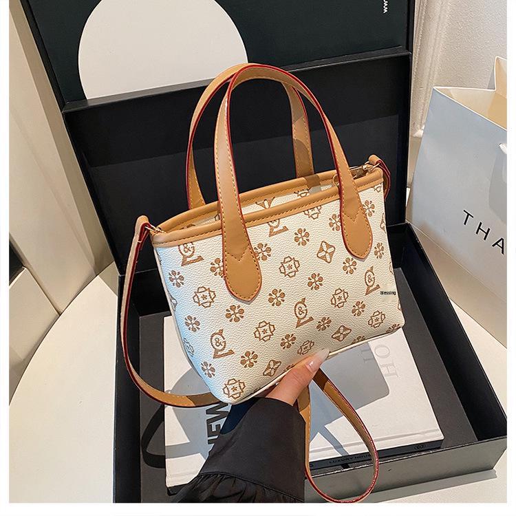 

Трендовая в этом году ретро-кроссбоди сумка через плечо в корейском стиле: универсальный, высокоценный фаворит на рынке портативных устройств. белый