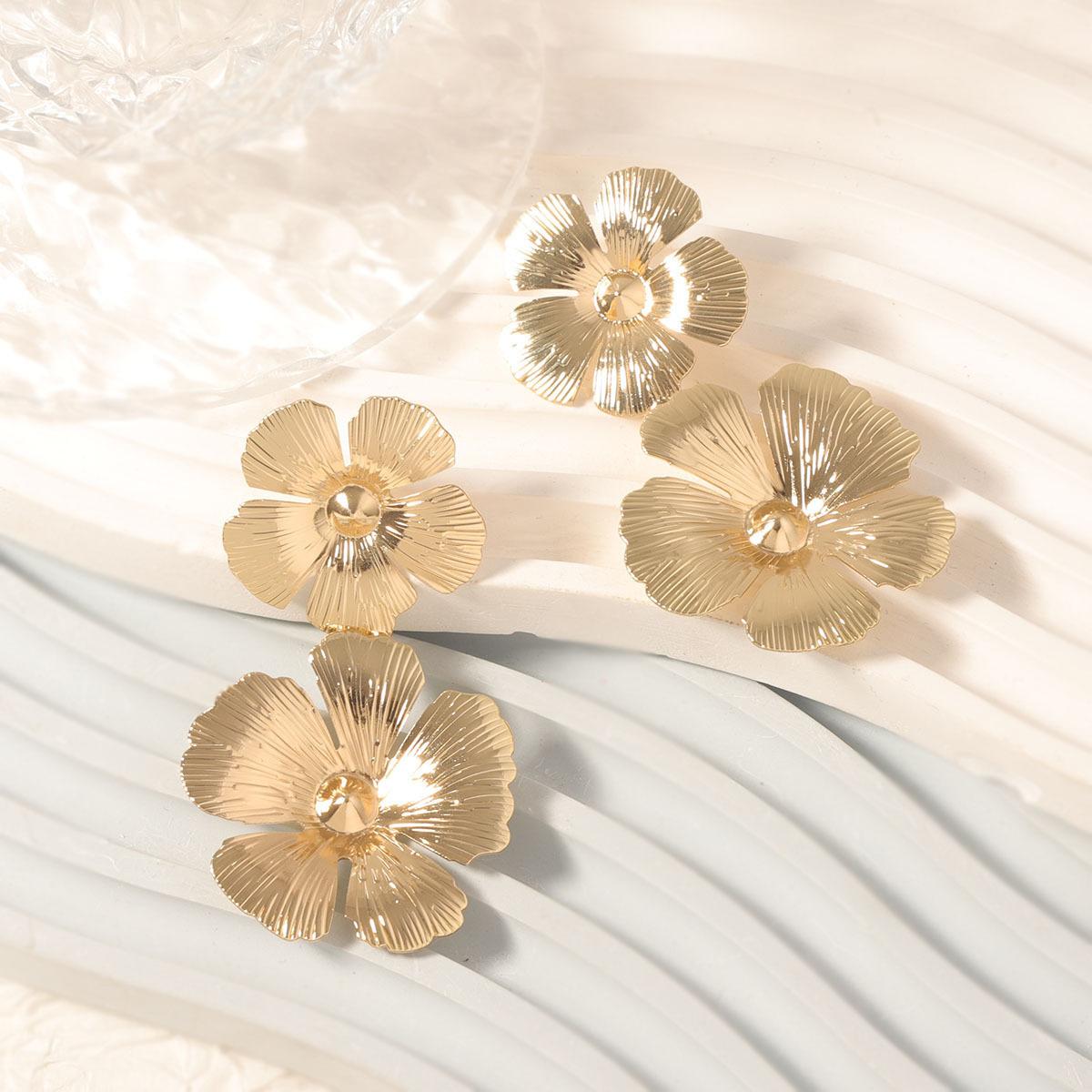 

Европейские и американские ретро холодные многослойные металлические преувеличенные серьги-цветы - популярный, простой и универсальный стиль