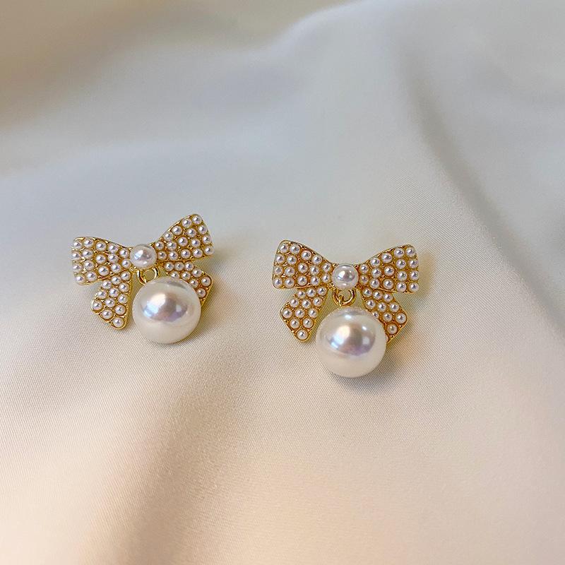 Boucles d'oreilles tendance haut de gamme en argent, cristal et perle 2023: Déclaration Exquise, Luxe Léger pour Femmes