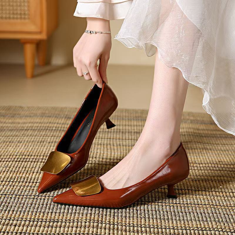 

Temperament shallow single shoes thin heels celebrity spring niche design retro pointed high heels 40 коричневий