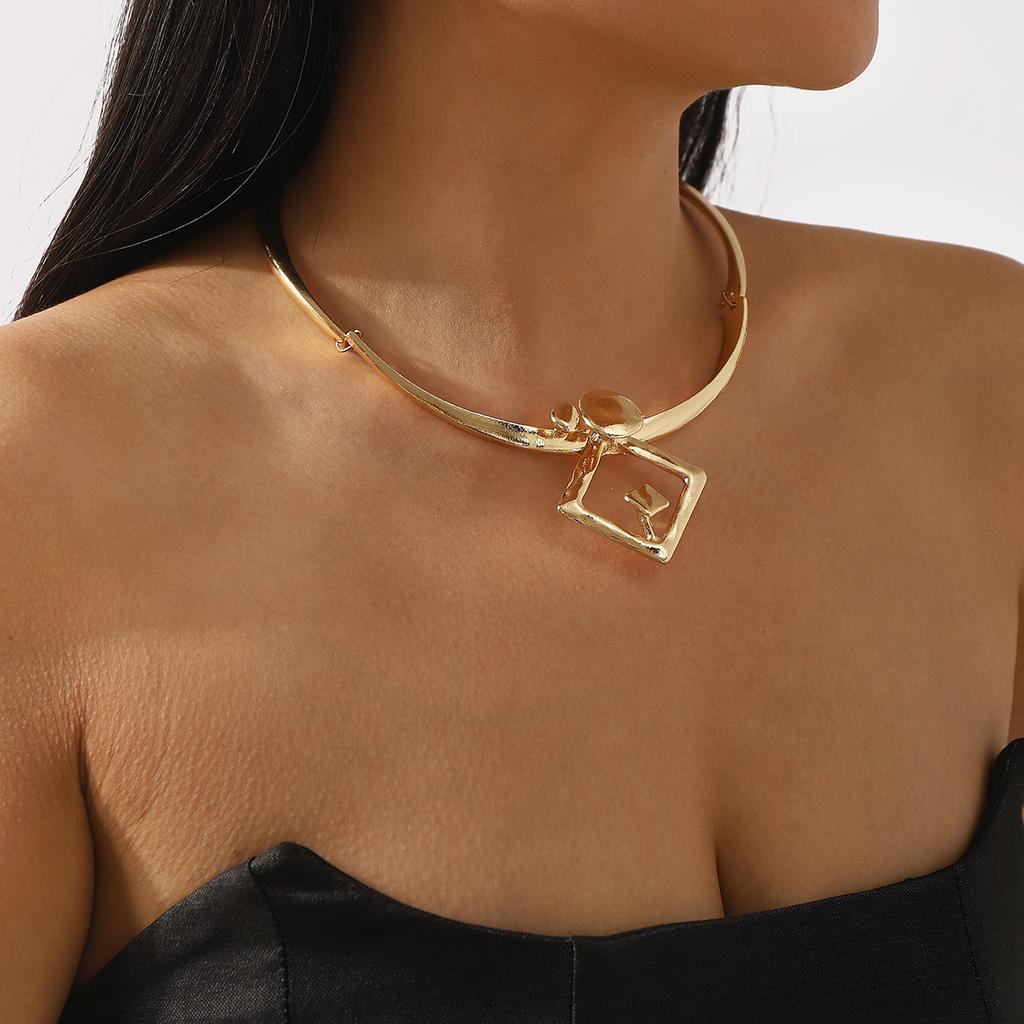 N11811 Exaggerated Retro Hip-hop Punk Geometric Round Collar Alloy Splicing Women's Niche Design Necklace