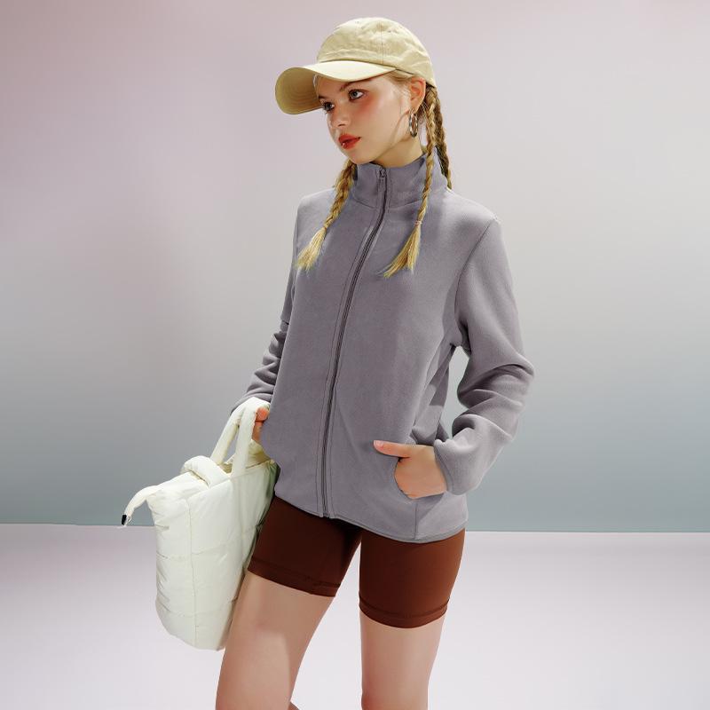 Katta o'lchamdagi kuz-qish ayollar baxmal va qalinlashtirilgan iliq fermuarli bir rangli palto moda erkin to'lqin kundalik qutbli jun sport jaketi