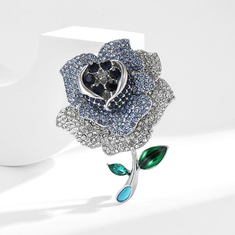 

Роскошная брошь-роза с полным бриллиантовым паве, Элегантный и женственный дизайн броши, Нишевая брошь синий