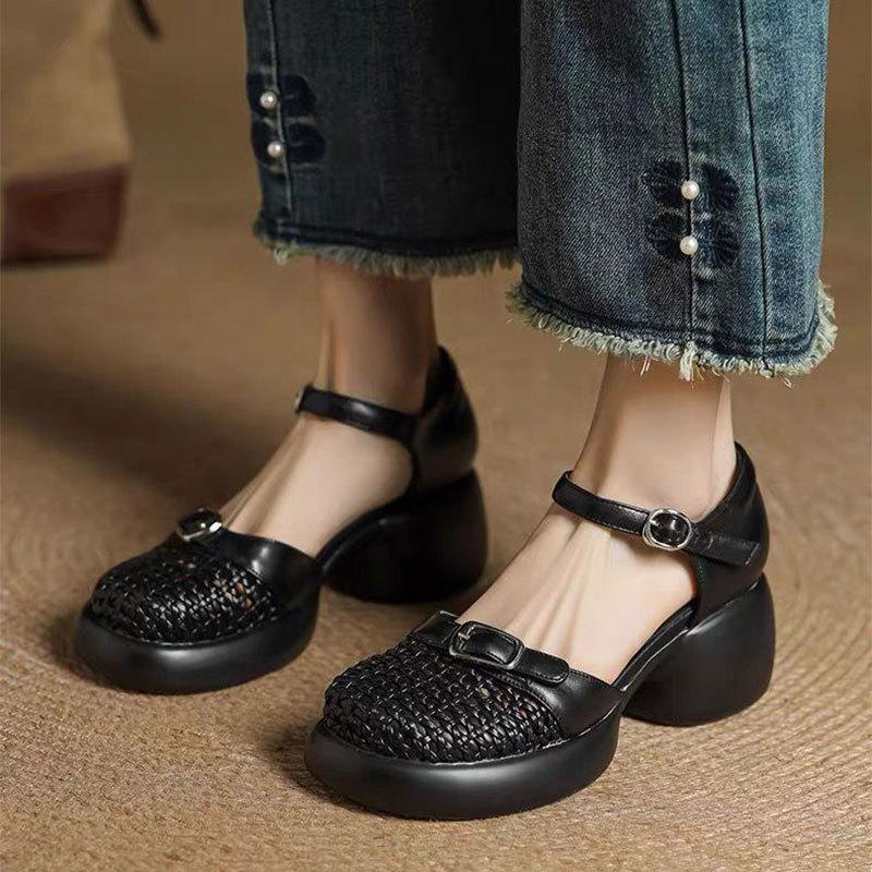 French retro hollow bag head sandals women's 2025 summer new thick heel thick sole word bag heel Roman sandals