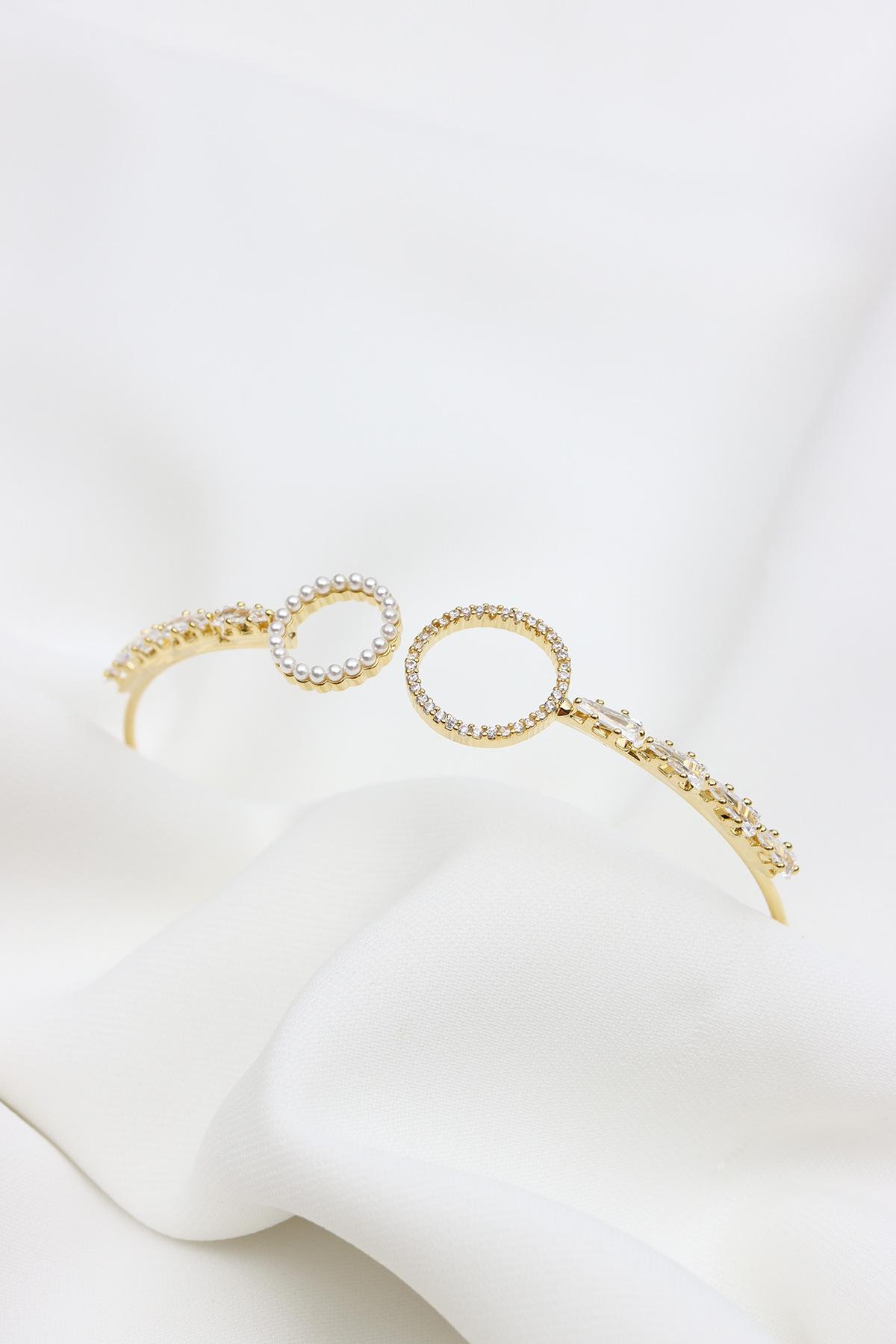 

Vip-браслет золотого цвета с трапециевидным камнем и жемчугом