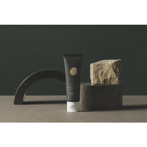 Osaji Hand & Body Cream 140g (Yuzu) - A Refreshing, Warming Yuzu Scent. A Large Size Perfect for Full-body Use. A Non-sticky, Smooth, and Highly Moist