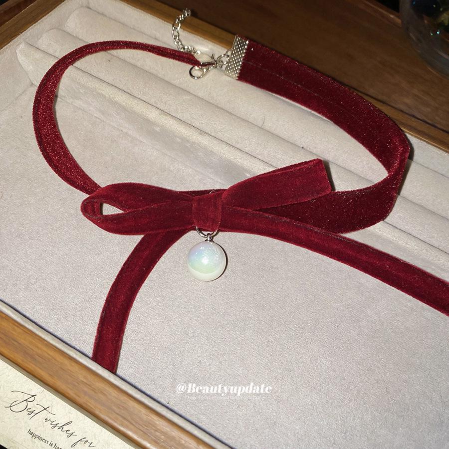 Retro Bow Knot Faux Pearl Clavicle Necklace - Autumn/Winter High-End Hong Kong Style