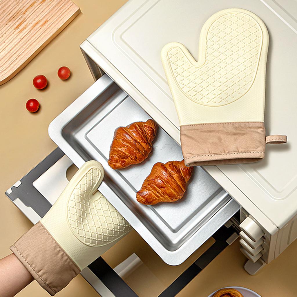 1 Pair of Heat Resistant Oven Mitts Silicone Materials Nonslip Kitchen Mitts for Secure Grips in High Temperatures