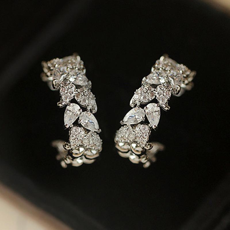 

Stylish And Exquisite High-End Earrings, Water Drop-Shaped Temperament C-Shaped Earrings, Plant Leaf Earrings